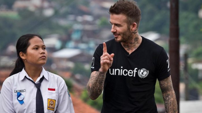 Sripun (kiri) berbincang-bincang dengan David Beckham