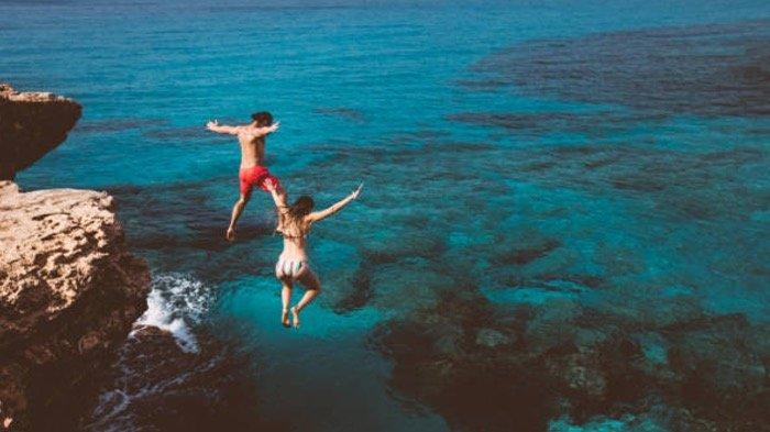 Arti mimpi berenang di laut