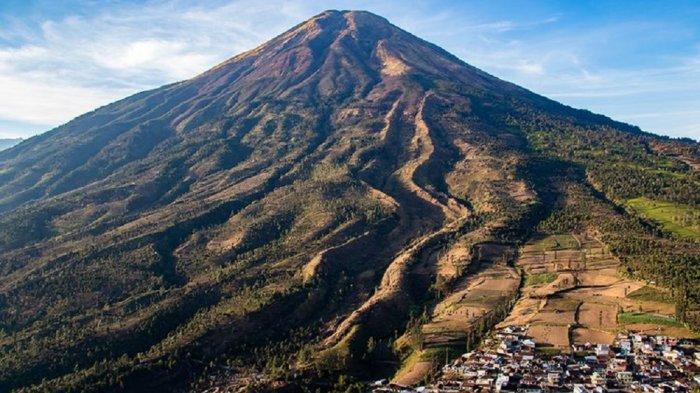 Gunung Sindoro dilihat dari Puncak Bukit Sikendil, Temanggung.