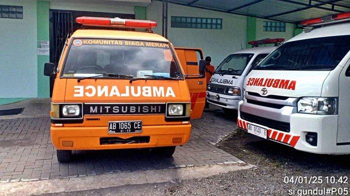 Ambulance berwarna oranye milik Komunitas Siaga Merapi (KSM) Kalurahan Glagaharjo, Kapanewon Cangkringan, Kabupaten Sleman, Daerah Istimewa Yogyakarta (DIY) yang viral di media sosial karena sirinenya berbunyi sendiri pada Jumat Kliwon (7/2/2025) dini hari pukul 01:30 WIB.