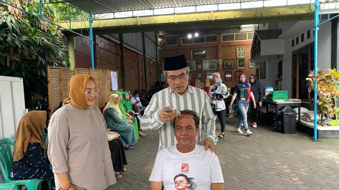 Bupati pertahana yang unggul di hasil quick count, Abdul Halim Muslih, melakukan tradisi gundul, di depan rumahnya, di Singosaren, Kalurahan Wukirsari, Kapanewon Imogiri, Kabupaten Bantul, Kamis (28/11/2024).