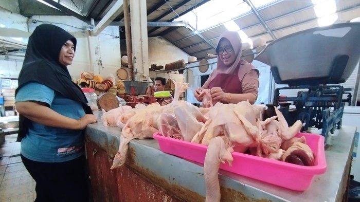 Aktivitas lapak pedagang daging ayam di Pasar Wates, Kulon Progo, Rabu (06/03/2024). Harga daging ayam tembus hingga Rp 40 ribu per kilogram mendekati awal bulan puasa Ramadan.