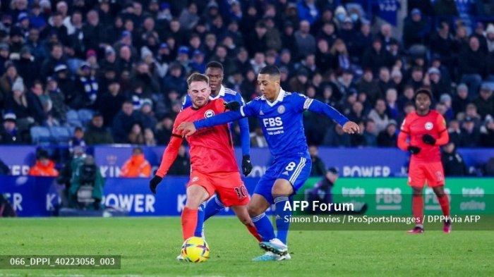 Alexis Mac Allister vs Youri Tielemans di Liga Inggris antara Leicester City vs Brighton dan Hove Albion pada 21 Januari 2023 di Stadion King Power di Leicester, Inggris