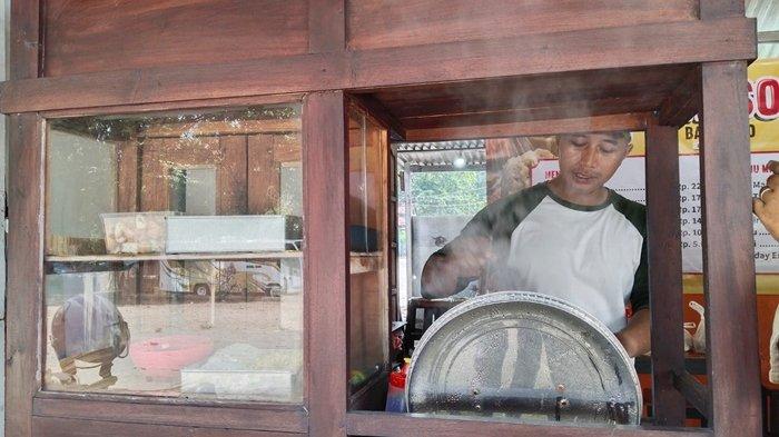 DAGANG BAKSO - Dika Widia Putra (28), lulusan S2 UGM yang menerapkan ilmu perkuliahan untuk membuka usaha Bakso Bang Uyo di plantaran parkir barat Monumen Jogja Kembali, Jumat (25/04/2025).