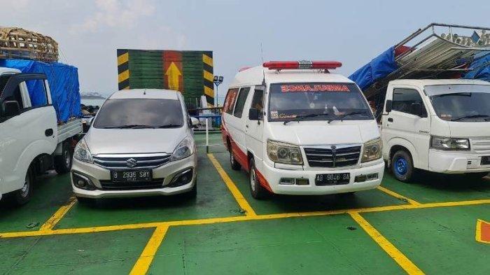 Mobil ambulan yang membawa Jenazah mahasiswi asal Bandar Lampung yang meninggal di DI Yogyakarta telah sampai di kapal dari Pelabuhan Merak ke Pelabuhan Bakauheni.