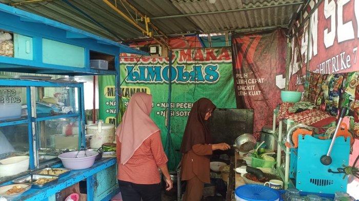 Pedagang warung makan Limolas di Kabupaten Klaten, sedang menyiapkan pesanan pembeli pada Senin (02/12/2024).
