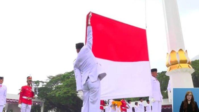 Pasukan Pengibar Bendera Pusaka (Paskibraka) membentangkan bendera Merah Putih dalam Upacara Peringatan Detik-Detik Proklamasi Kemerdekaan Republik Indonesia di Istana Merdeka, Jakarta, Rabu (17/8/2022).
