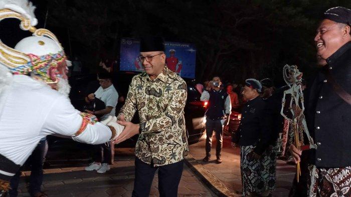 Anies Baswedan saat mengunjungi gelaran wayang kulit di Parangkusumo, Selasa (18/7/2023).