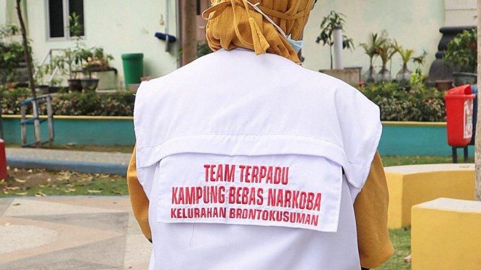 Anni Sumarni, Koordinator IBM Dakara Kusuma Kalurahan Brontokusuman memakai rompi Tim Terpadu Kampung Bebas Narkoba Kelurahan Brontokusuman