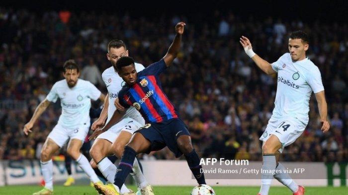 Ansu Fati vs Kristjan Asllani di Liga Champions antara Barcelona vs Inter Milan di Spotify Camp Nou pada 12 Oktober 2022 di Barcelona, Spanyol.