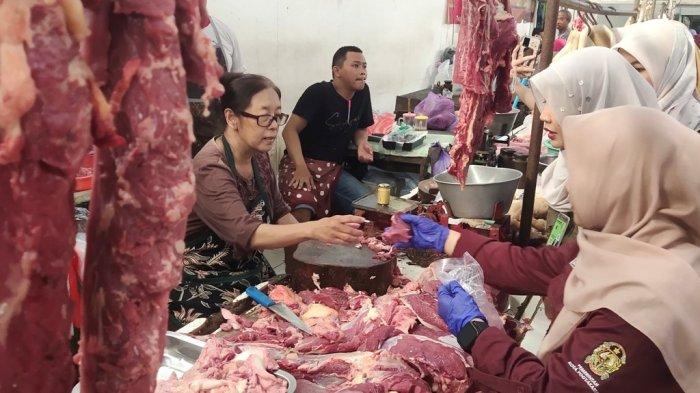 Personel Dinas Pertanian dan Pangan Kota Yogyakarta saat melakukan pengawasan di pasar tradisional