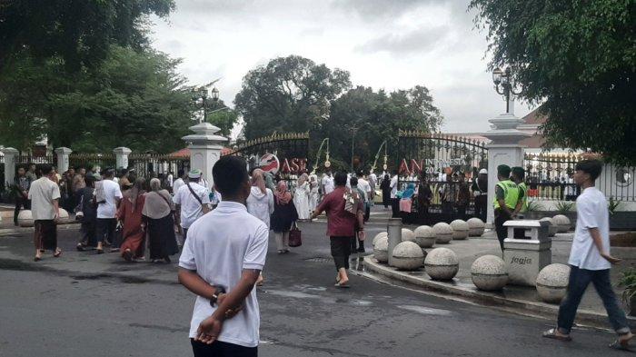 Masyarakat berbondong-bondong menuju Istana Presiden Gedung Agung Yogyakarta untuk Salat Ied, Kamis (29/6/2023)