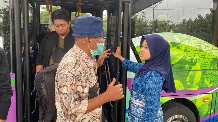 Antusiasme masyarakat menjajal bus listrik di Yogyakarta, Senin (20/1/2025).