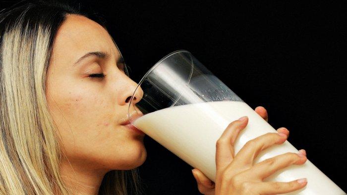 Susu memiliki kalsium tinggi yang bisa memutihkan gigi