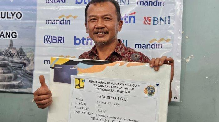 UANG GANTI RUGI - Asrofi ditemui di Kantor Desa Tampir Kulon, Kecamatan Candimulyo, pada Kamis (6/3/2025) seusai mengikuti tahap pembayaran UGR.