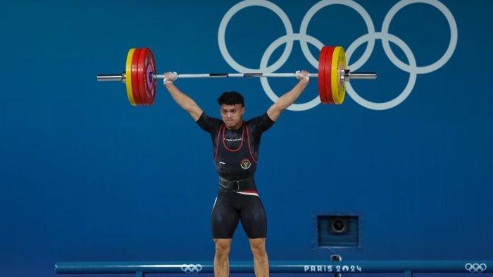 Atlet angkat besi Indonesia, Rizki Juniansyah, saat tampil di Olimpiade Paris 2024.