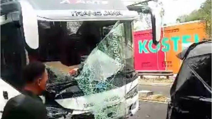 Kaca bus yang terlibat kecelakaan karambol di simpang 4 Wojo, Bantul, pecah. Kecelakaan yang melibatkan sejumlah kendaraan ini terjadi pada Rabu (5/7/2023).