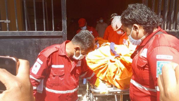 EVAKUASI : Petugas mengevakuasi tubuh korban yang ditemukan tewas di sebuah Indekos di Caturtunggal Depok Kabupaten Sleman