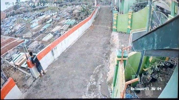 TEREKAM: Pelaku perusak nisan makam terekam CCTV saat akan melakukan aksinya di TPU Baluwarti, Purbayan, Kotagede, Yogyakarta, pada Jumat (16/5/2025) sekitar pukul 14.06 WIB.