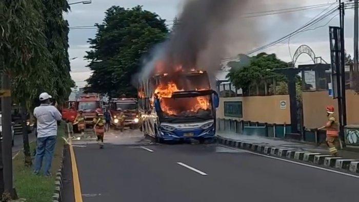 Sebuah Bus, PO Haryanto, terbakar di Jalan Siliwangi (Ringroad) tepatnya di depan SMP N 3 Gamping, Kabupaten Sleman, Yogyakarta pada Kamis (18/7/2024) pagi