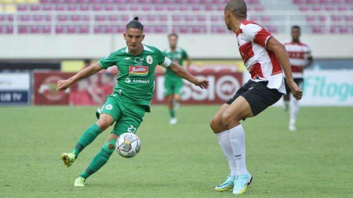 Gelandang PSS Sleman, Kim Jeffrey Kurniawan (kiri), diadang Cleberson Martins pada laga Liga 1 2022/2023 di Stadion Manahan Solo, Kamis (8/12/2022) sore.