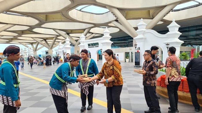Kantor Wilayah Direktorat Jenderal Imigrasi (Kanwil Ditjenim) DIY menggelar bakti sosial di Bandara Internasional Yogyakarta (YIA), Jumat (07/02/2025).