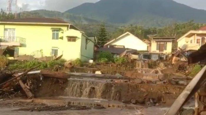 Rumah warga hancur akibat banjir lahar dingin, Minggu (12/5/2024) di Agam, Sumatera Barat