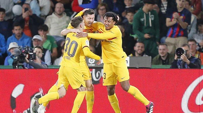Robert Lewandowski (Tengah) merayakan gol bersama gelandang Spanyol Barcelona Gavi (Kiri) dan bek Barcelona dari Prancis Jules Kounde pada pertandingan sepak bola liga Spanyol antara Elche CF dan FC Barcelona di stadion Martinez Valero di Elche pada 2 April 2023