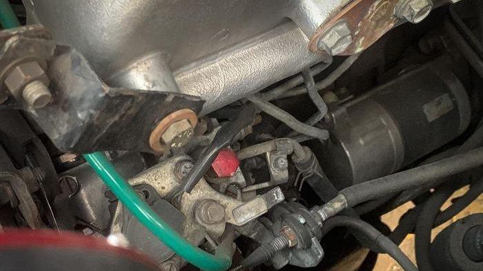 Posisi return valve di mesin Isuzu Panther berwarna merah