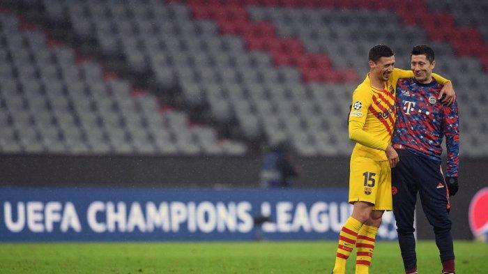 Bek Barcelona Clement Lenglet (kiri) memeluk Robert Lewandowski setelah pertandingan sepak bola grup E Liga Champions UEFA FC Bayern Munich v FC Barcelona di Munich, Kamis 9 Desember 2021.