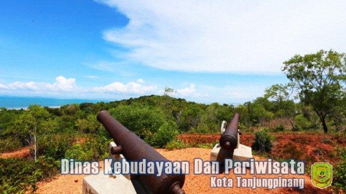 Benteng Pertahanan Bukit Kursi di Pulau Penyengat Kepulauan Riau