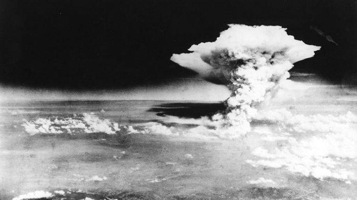 Foto handout ini diambil pada 6 Agustus 1945 oleh Angkatan Darat AS dan dirilis oleh Hiroshima Peace Memorial Museum, menunjukkan asap berbentuk jamur dari ledakan bom atom yang dijatuhkan dari B-29 Enola Gay di atas Kota Hiroshima. Pada 73 tahun lalu, Agustus 1945, AS menjatuhkan bom 'Little Boy' di Kota Hiroshima, Jepang, sebagai tahap akhir PD II yang menewaskan lebih dari 120.000 orang. Setelah Hiroshima, Kota Nagasaki menjadi sasaran berikutnya.