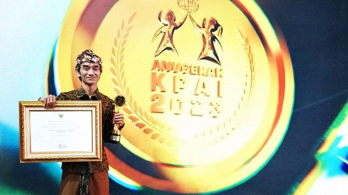 Burhan dapat Piagam Penghargaan Anugerah KPAI 2023 di Jakarta, 20 Juli 2023