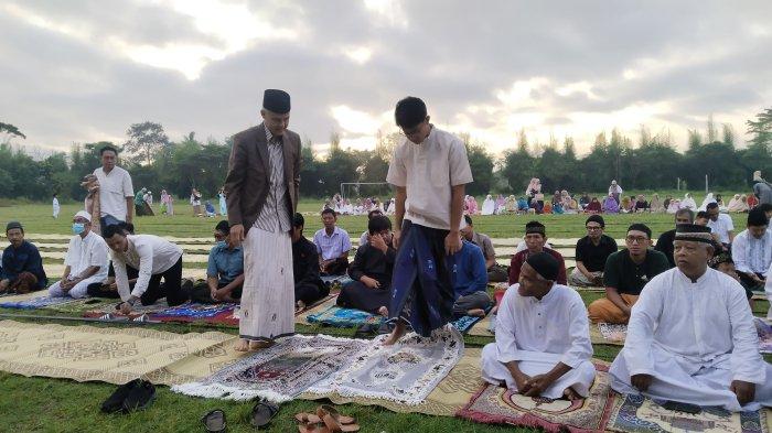 Calon Presiden Nomor Urut 03, Ganjar Pranowo beserta keluarga mengikuti Salat Idulfitri di Lapangan Dolo, Kalurahan Wedomartani, Kapanewon Ngemplak, Rabu (10/04/2024).