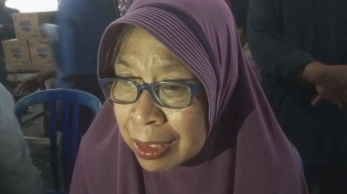 Mutiah ibunda dari Almarhumah Isna Hayati, satu di antara belasan ustazah Yayasan As-Syafi'iyah yang menjadi korban kecelakaan maut di Purworejo