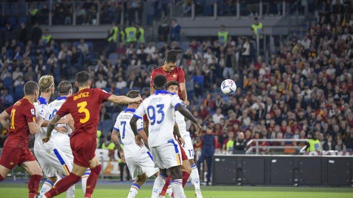 Chris Smalling mencetak gol saat Roma vs Lecce di Olimpico yang berakhir 2-1 untuk Giallorossi