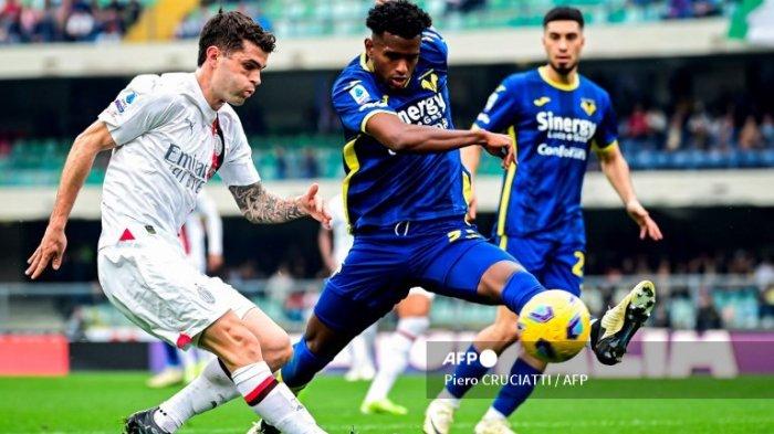 Christian Pulisic vs Juan David Cabal di Liga Italia Serie A antara Verona vs AC Milan, di stadion Marcantonio Bentegodi, di Verona, pada 17 Maret 2024 .