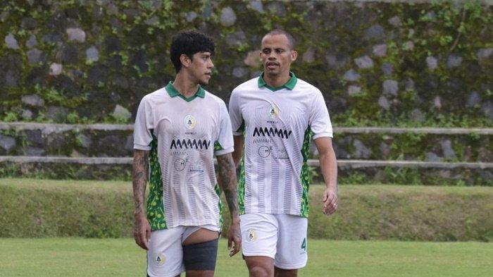 Kapten PSS Sleman, Cleberson Martin de Souza (kanan) bersama gelandang PSS, Betinho saat berlatih di Sleman, beberapa waktu lalu.