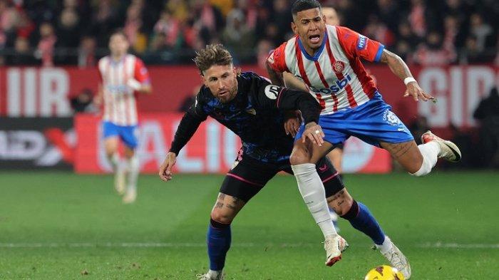 Bek Sevilla Spanyol Sergio Ramos (Kiri) berebut bola dengan gelandang Girona Brasil Savio Moreira pada pertandingan sepak bola Liga Spanyol antara Girona FC dan Sevilla FC di stadion Montilivi di Girona pada 21 Januari 2024.