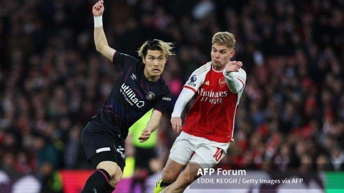 Daiki Hashioka vs Emile Smith Rowe di Liga Inggris Arsenal vs Luton Town di Emirates Stadium 3 April 2024 di London, Inggris.