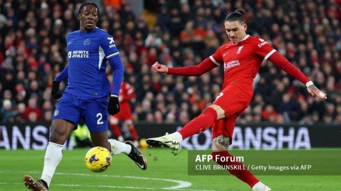 Darwin Nunez vs Axel Disasi di Liga Inggris antara Liverpool vs Chelsea di Anfield pada 31 Januari 2024 di Liverpool, Inggris.