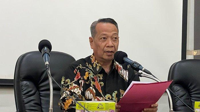 KEBOCORAN SOAL - Kepala Dinas Pendidikan, Pemuda, dan Olahraga (Disdikpora) DIY, Suhirman, memberikan keterangan pers terkait dugaan kebocoran soal ASPD tingkat SMP di Kantor Disdikpora DIY, Jumat (9/5/2025).