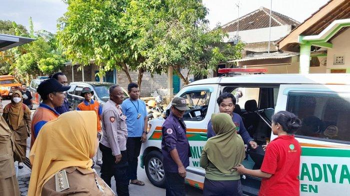 AMBIL SAMPEL MAKANAN: Mobil ambulance terlihat bersiaga mengantarkan warga Desa Karangturi, Kecamatan Gantiwarno, Kabupaten Klaten, Jawa Tengah, yang mengalami gejala keracunan makanan, pada Senin (14/4/2025).