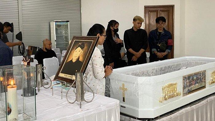 BERDOA - Sejumlah keluarga dan kerabat sedang memberikan doa untuk mendiang Hamzah Sulaiman, di PUKJ Yogyakarta, Kamis (24/4/2025).