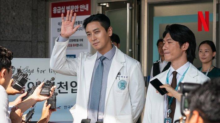 Ju Ji-hoon memerankan Baek Kang-hyuk di drama Korea The Trauma Code: Heroes on Call (2025)