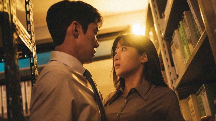 Perhitungan jodoh Primbon Jawa menurut hari kelahiran. FOTO: Drama Korea The Interest of Love, Moon Ga Young dan Yoo Yeon Seok.