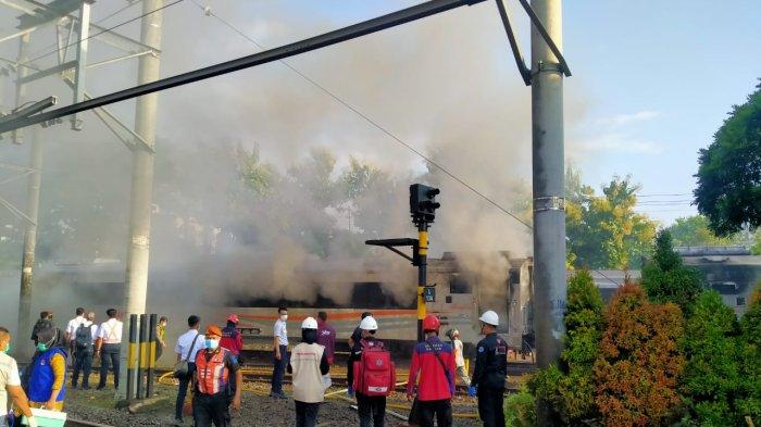 GERBONG TERBAKAR: Gerbong yang terbakar diparkirkan di sisi Utara pintu masuk timur Stasiun Tugu Yogyakarta.