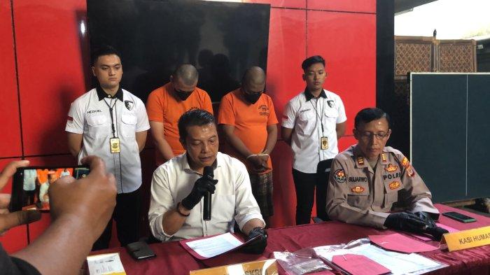 Dua tersangka oknum DC tertunduk lesu saat mengikuti jumpa pers di Mapolresta Yogyakarta, Rabu (22/5/2024)