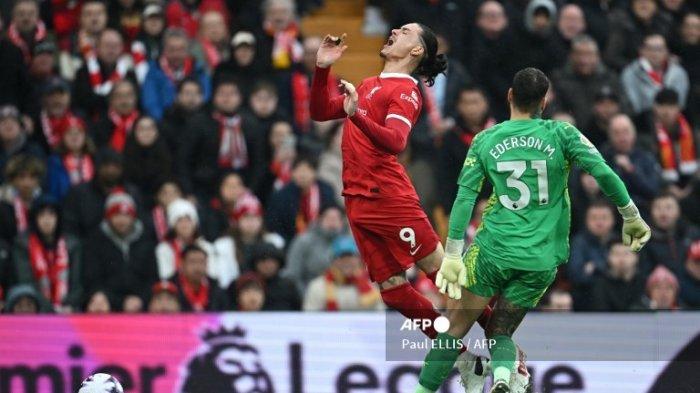 Ederson vs Darwin Nunez di Liga Inggris antara Liverpool vs Manchester City di Anfield di Liverpool, barat laut Inggris pada 10 Maret 2024.