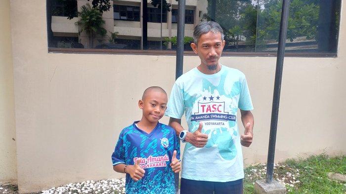 Egi (9) bersama ayahnya Yanuar (kanan) saat ditemui di Kantor Dispora Sleman, Kamis (30/11/2023).